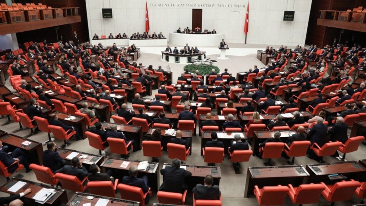 secime-makyajli-butce-ile-giriyoruz-hJA4g96i.jpg