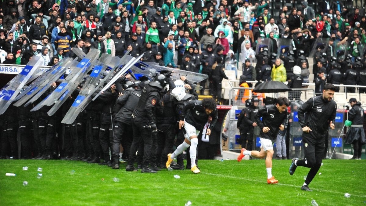 bursaspor-amedspor-maci-oncesi-futbolcular-arasinda-arbede-cikti-PMUd2c3O.jpg