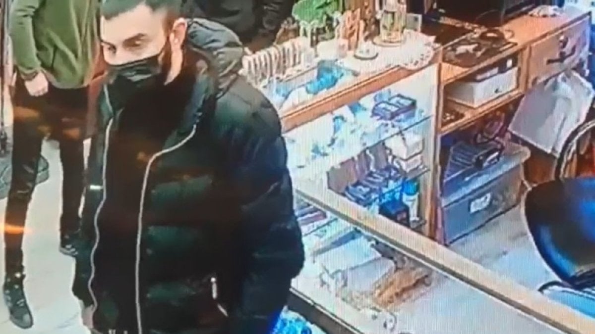 polisiz-arama-yapacagiz-diyerek-7-bin-500-dolar-caldilar-5mKhL3Cj.jpg