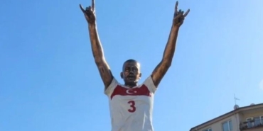 boluya-merih-demiralin-bozkurt-isareti-yapan-heykeli-dikildi-5Q9nYK6h.jpg