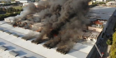 fabrika-3-saattir-alev-alev-yaniyor-tahliyeler-basladi-tdunbKsB.jpg