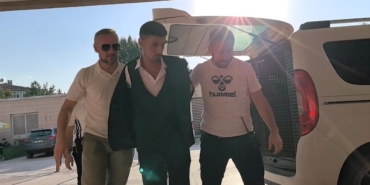 iki-genc-kiza-k-busu-yasatti-tuyler-urperten-tehditler-kalasnikofla-takip-etti-Faw5MTr9.jpg