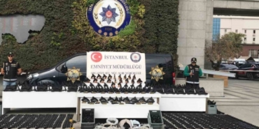 istanbulda-luks-rezidansa-kacak-silah-operasyonu-9-gozalti-MwKOix3F.jpg