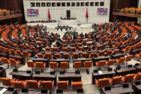 milyonlari-ilgilendiren-teklif-meclisten-gecti-ogretmen-olmak-daha-da-zorlasti-xUalvyFn.jpg