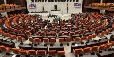 milyonlari-ilgilendiren-teklif-meclisten-gecti-ogretmen-olmak-daha-da-zorlasti-xUalvyFn.jpg