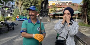 temizlik-personeline-dev-ekranda-dogum-gunu-surprizi-VINFAab8.jpg