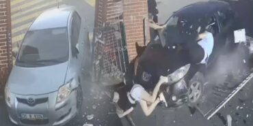 ayni-okula-bu-kez-de-el-freni-cekilmeyen-otomobil-girdi-dOU6WWsZ.jpg