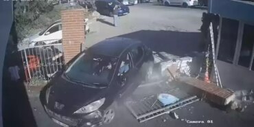 ayni-okula-bu-kez-de-el-freni-unutulan-otomobil-girdi-kLHOXXSr.jpg