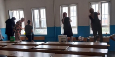 baskan-okullari-biz-temizleyelim-dedi-vali-kuplere-bindi-NKqckIWq.jpg