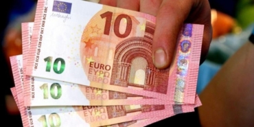 euro-bolgesi-enflasyonu-hedefin-altina-indi-gAJq6pON.jpg