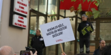 istanbul-il-saglik-mudurlugu-onunde-yenidogan-cetesi-protestosu-istifa-edin-GBAIfKwv.jpg