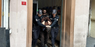 onun-da-suc-kaydi-varmis-beyoglunda-polise-bicakla-saldiran-supheli-adliyeye-sevk-edildi-eMPmLfnp.jpg