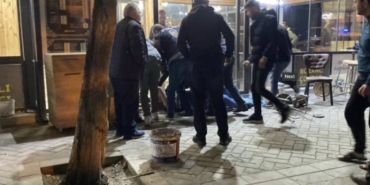 alacak-verecek-meselesinden-cikan-kavgada-sandalyeler-ve-is-makineleri-havada-ucustu-UNFTvBj2.jpg
