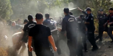bodrumda-tasli-sopali-yikim-polis-biber-gazi-ile-mudahale-etti-F3nseqeU.jpg