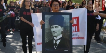 chp-izmir-il-kadin-kollari-kirik-saclar-ozgurluge-yuruyor-eylemini-surduruyor-aqnQ3X8V.jpg