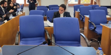 chpli-vekillerden-ahmet-ozer-tepkisi-sandalyeleri-bos-kaldi-TAUss1IW.jpg