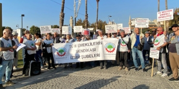 emeklilerden-yoksulluga-karsi-insan-zinciri-DgsD7AFf.jpg