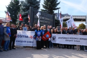 eskisehir-osmangazi-universitesi-onunde-protesto-cumhuriyet-dusmanlarini-universitelere-kimse-sokamaz-f8CsOdTA.jpg