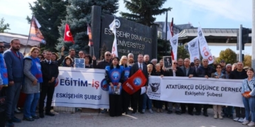 eskisehir-osmangazi-universitesi-onunde-protesto-cumhuriyet-dusmanlarini-universitelere-kimse-sokamaz-f8CsOdTA.jpg