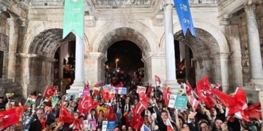 kaleici-oldtown-festivali-geleneksel-korteji-renkli-goruntulere-sahne-oldu-Ga3pqI9z.jpg