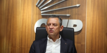 ozgur-ozel-sert-yap-diyenlerin-bes-katini-yaparim-ama-RdeGKguP.jpg