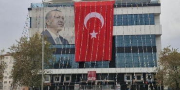 10-kasimda-bir-poster-skandali-daha-erdogana-yer-var-ataturke-yok-iEiye23v.jpg