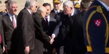 bahceliyle-el-sikismasi-soruldu-dervisoglu-demirel-ile-eceviti-hatirlatti-PwTKkXYL.jpg