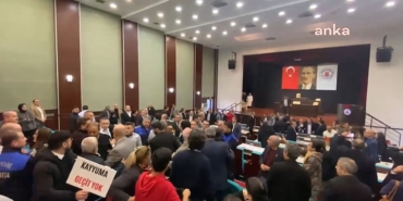 belediye-meclisinde-kayyum-kavgasi-ortalik-savas-alanina-dondu-iki-uye-hastaneye-kaldirildi-y4QxjmB9.jpg