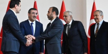 cevdet-yilmaz-ile-baris-yemegi-yemisti-ahmet-turk-gorevden-alindi-sAUEFepl.jpg