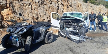 hafif-ticari-arac-ile-atv-carpisti-surucu-oldu-esi-yarali-PAZQVajl.jpg