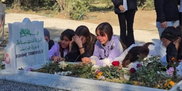 hayatini-kaybeden-ogretmenlerini-mezari-basinda-andilar-Lmnhlwtw.jpg