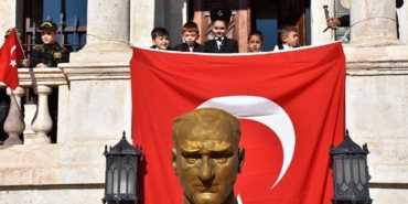 ilkokul-ogrencileri-cumhuriyetin-ilanini-temelinin-atildigi-yerde-canlandirdi-2pIb6zml.jpg