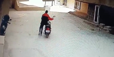 kameralara-aldiris-etmeden-iki-elektrikli-bisiklet-caldi-S8WpiZLO.jpg