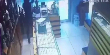 kuyumcuyu-tabancayla-vurup-camekandaki-bilezikleri-aldi-EM6BOFLR.jpg