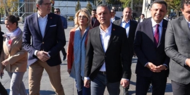 ozgur-ozelden-mitinge-cagri-bu-cumhuriyeti-kuranlar-korkmadilar-biz-de-korkmuyoruz-UwcgFY6Q.jpg