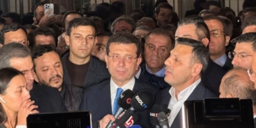 son-dakika-ekrem-imamoglu-ahmet-ozere-destek-icin-adliye-onunde-hangi-filmin-fragmanini-izlettiginizi-bIzC2J1r.jpg