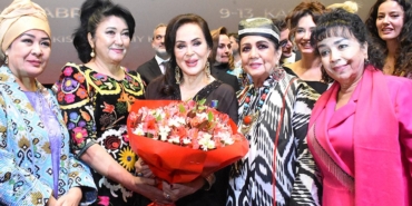 turkan-soraya-ozbekistanda-sinema-onur-odulu-verildi-YECSvIAE.jpg