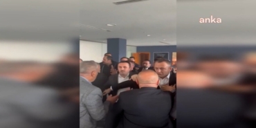 umraniye-belediye-meclisinde-chpli-uyelere-saldiri-100-kisiyle-salonu-bastilar-JFNxEIA5.jpg