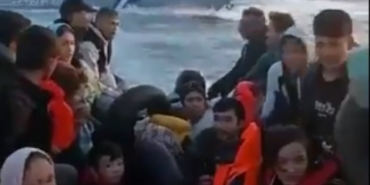yunanistan-sahil-guvenligi-ege-denizinde-gocmen-botunu-batirmaya-calisti-Sd5ghaHr.jpg