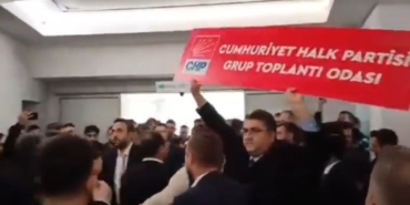 kayyum-atanan-esenyurtta-chpli-meclis-uyeleri-iceri-alinmadi-chp-grup-toplanti-odasi-tabelasi-sokuldu-XHSjcrrX.jpg