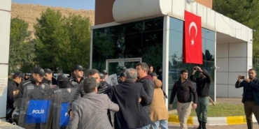 mardine-3-kez-kayyum-atandi-ahmet-turk-ve-dem-partililer-binaya-girmeye-calisti-polis-isuHklU5.jpg