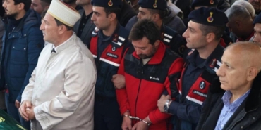 televizyonda-babayi-kelepceli-goren-bakandan-telefon-rlOEVGOv.jpg